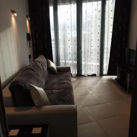 Sleeps 2 With Pool & Balcony Apartment Balchik