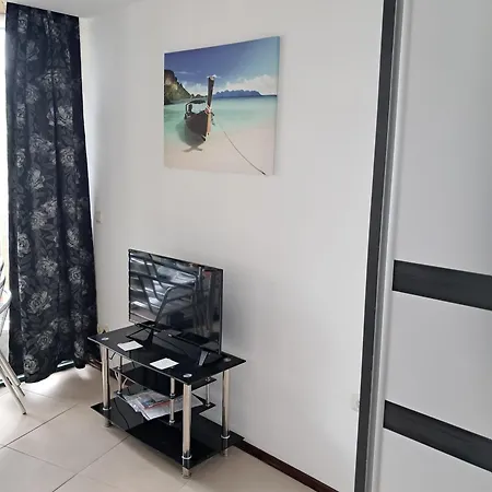 Sleeps 2 With Pool & Balcony Apartment